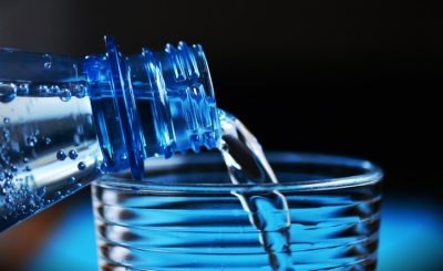 Consumir el agua que requiere tu cuerpo te ayuda a ser feliz